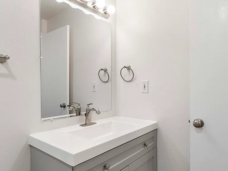 D Place Apartments — Photo 7