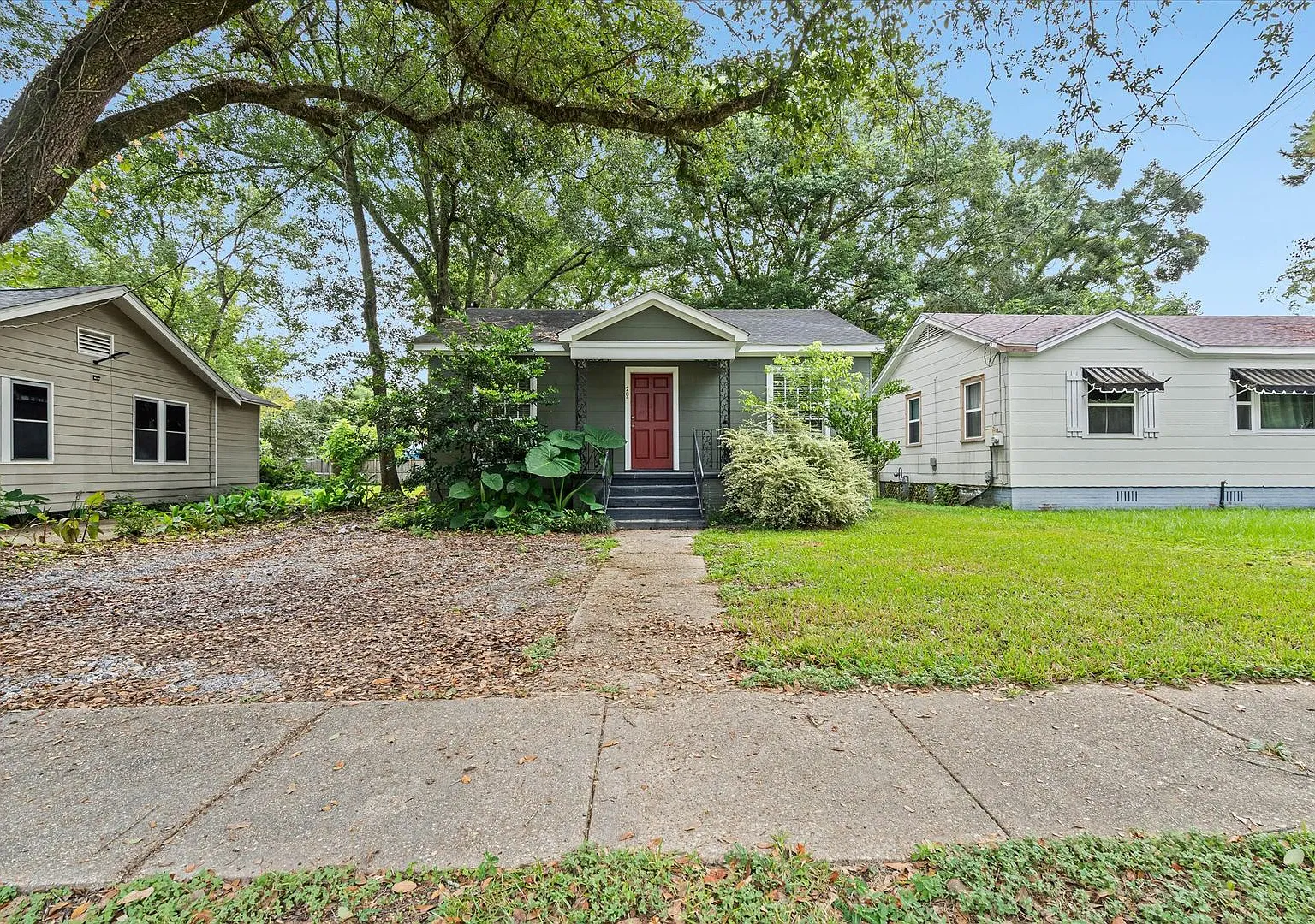 Charming Midtown Cottage With Updated Kitchen — Photo 1