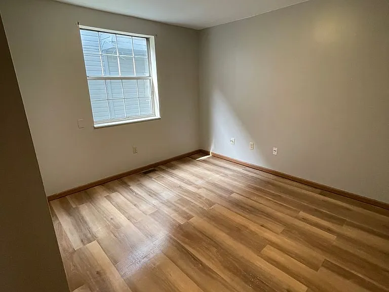 2163 Indianola Ave — Photo 8