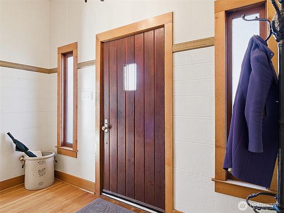 4th image of 425 Central Avenue E