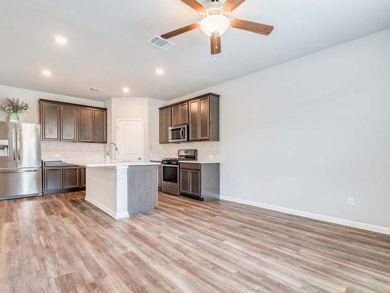 3 bed, 2.5 bath, 1948 sqft, $2,450 — Photo 3