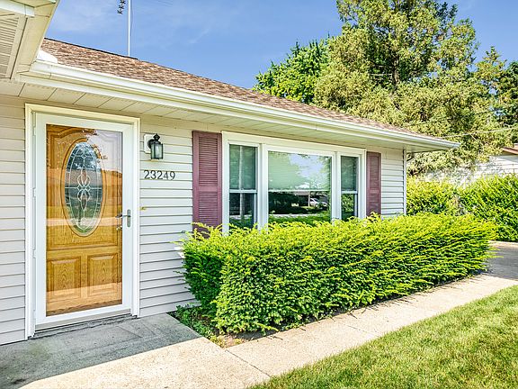 4th image of 23249 W Peterson Dr