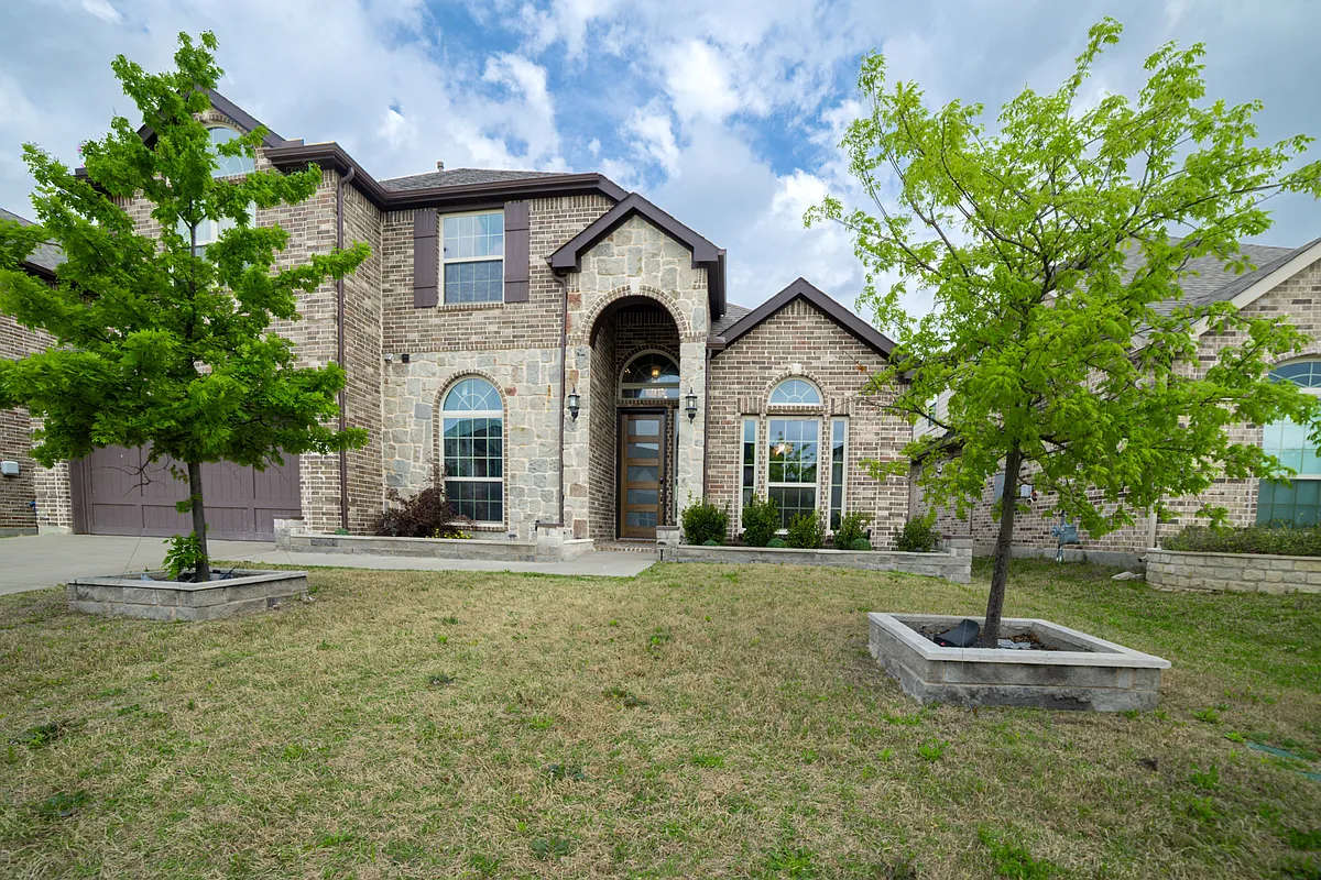 Front - 3220 Wedgewood Way