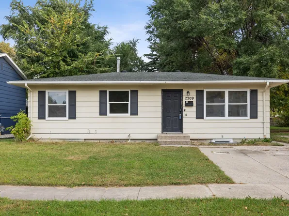 2209 6th Ave S, Fargo, ND 58103