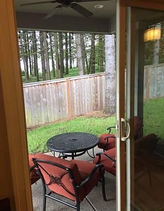 covered back patio with ceiling fan