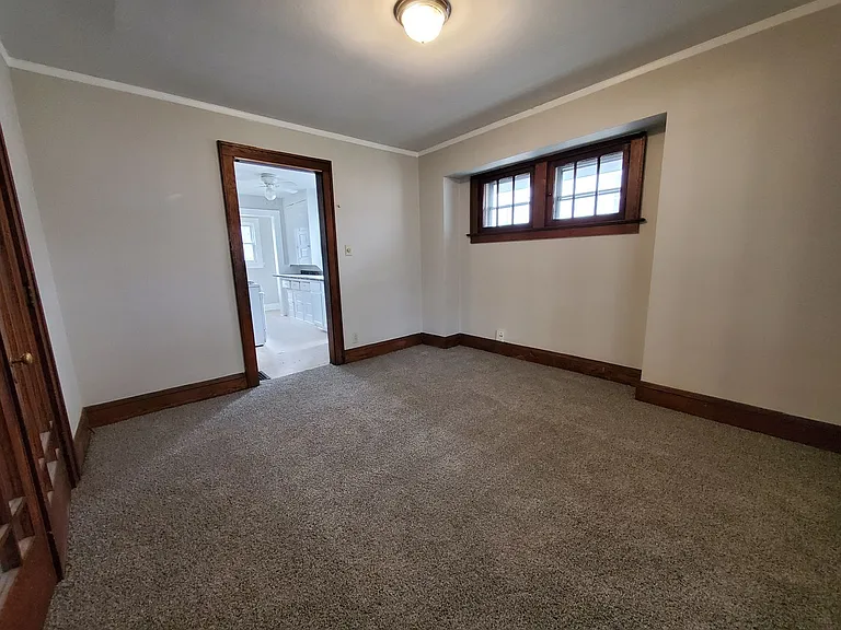 924 Hamlin St — Photo 7