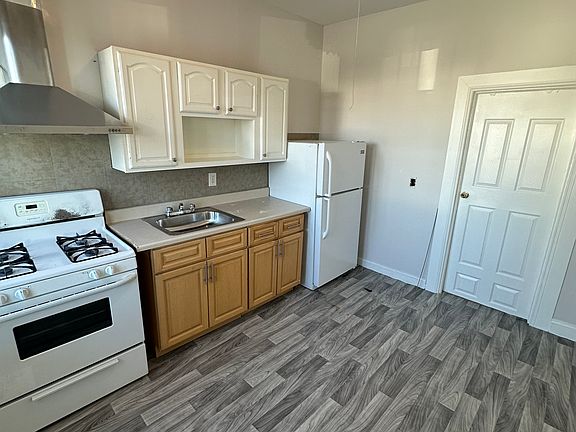 4th image of 15 Bayview Ave APT 15A