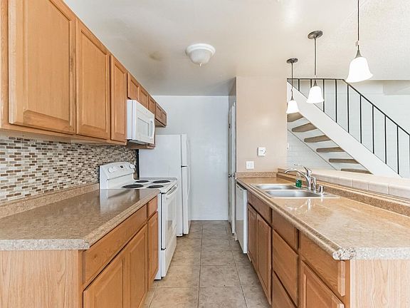 4th image of 1227 Pinetree Dr Unit 3