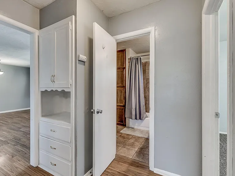 820 E Carroll Ln — Photo 13