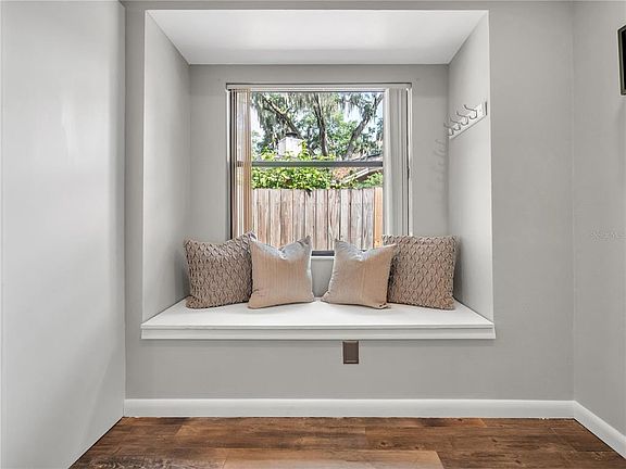5th image of 1637 Robertson St