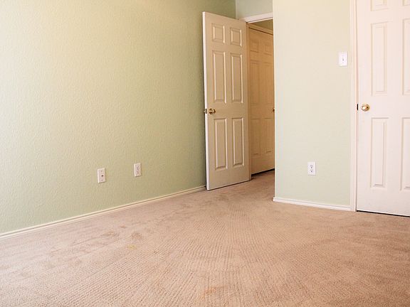 3rd image of 934 Glenbrook Dr