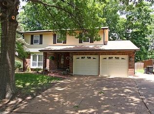 1059 Briarhurst Dr, Ballwin, MO 63021