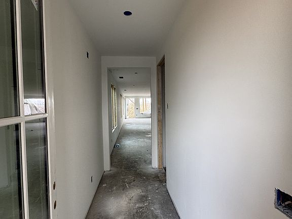 4th image of 664 Vernon Ave