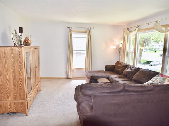 3rd image of 127 Hilton Ave