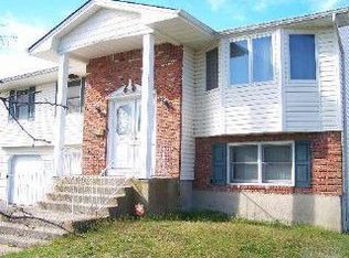 26 Mariners Cir, West Islip, NY 11795