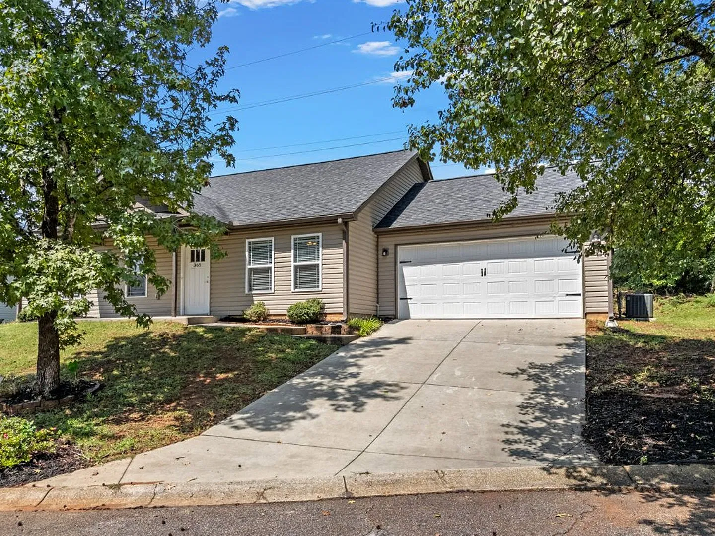 Beautiful 3-Bedroom Home Convenient to Greer and Lyman! — Photo 1