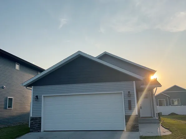 7243 26th St S, Fargo, ND 58104