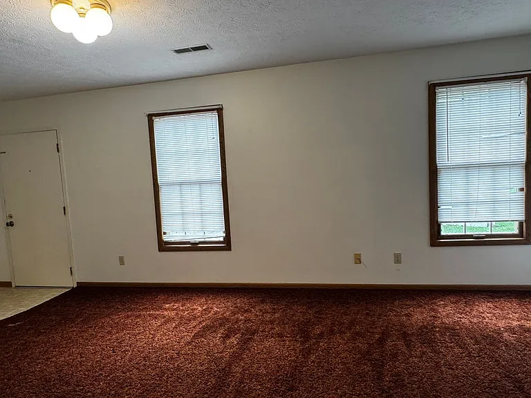 127 E Adams St #B7 — Photo 3
