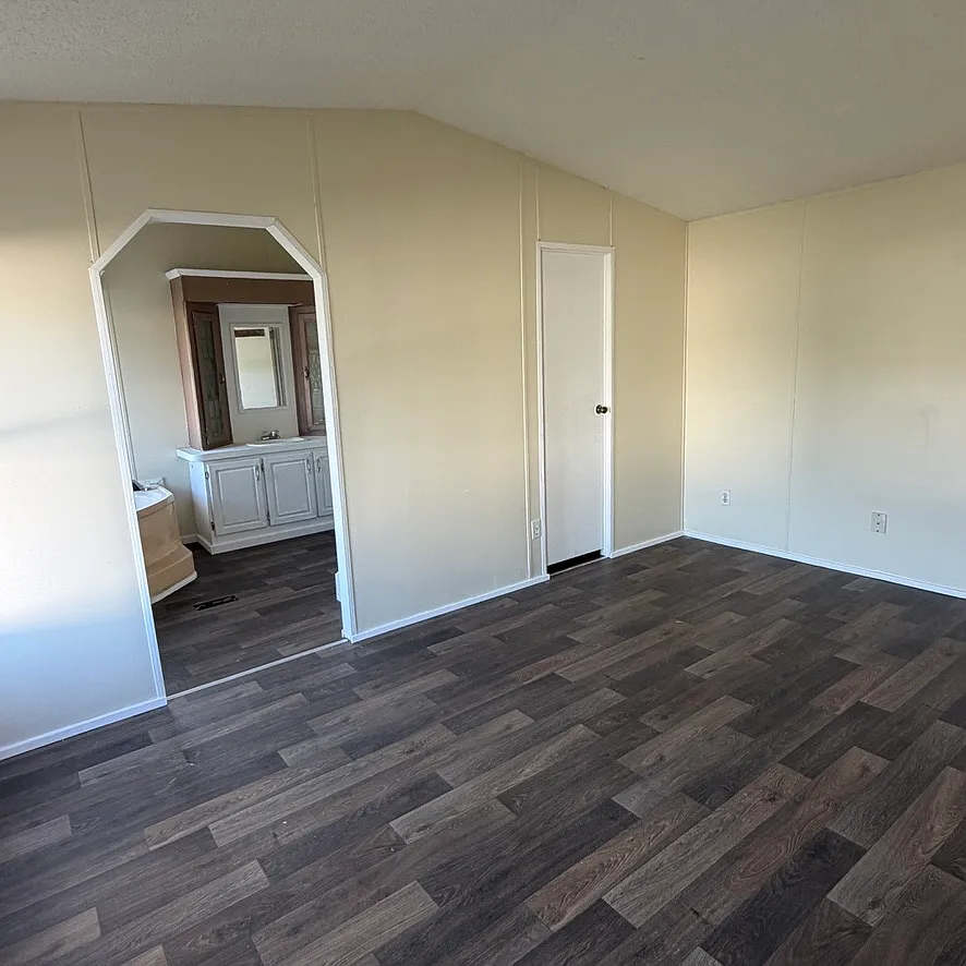 3 bed, 1280 sqft, $900 — Photo 2