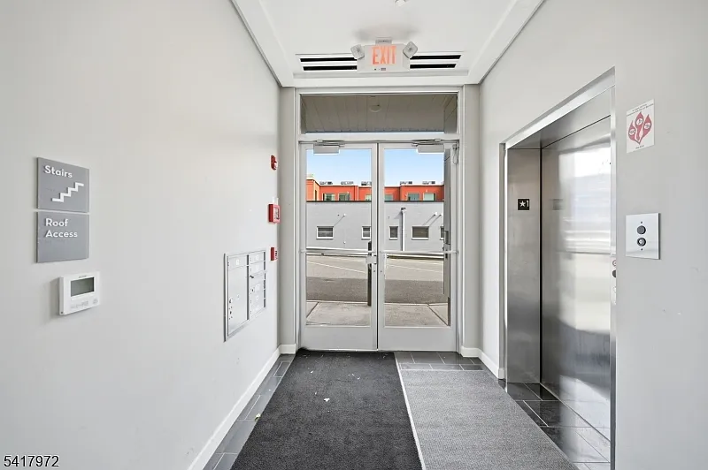 2 bed, 1.0 bath, $3,500 — Photo 3