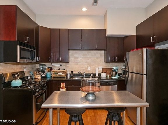 5th image of 705 N Milwaukee Ave APT 1F
