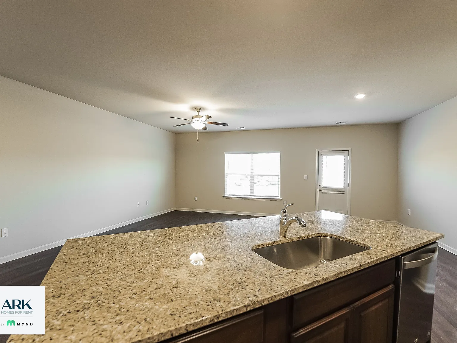 3 bed, 2.0 bath, 1601 sqft, $1,435 — Photo 3