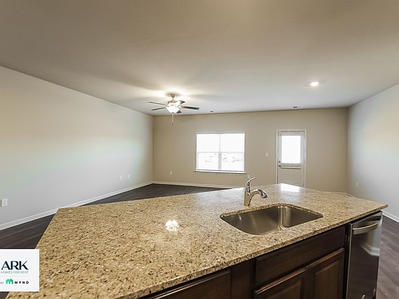 3rd image of 450 Clover Cir