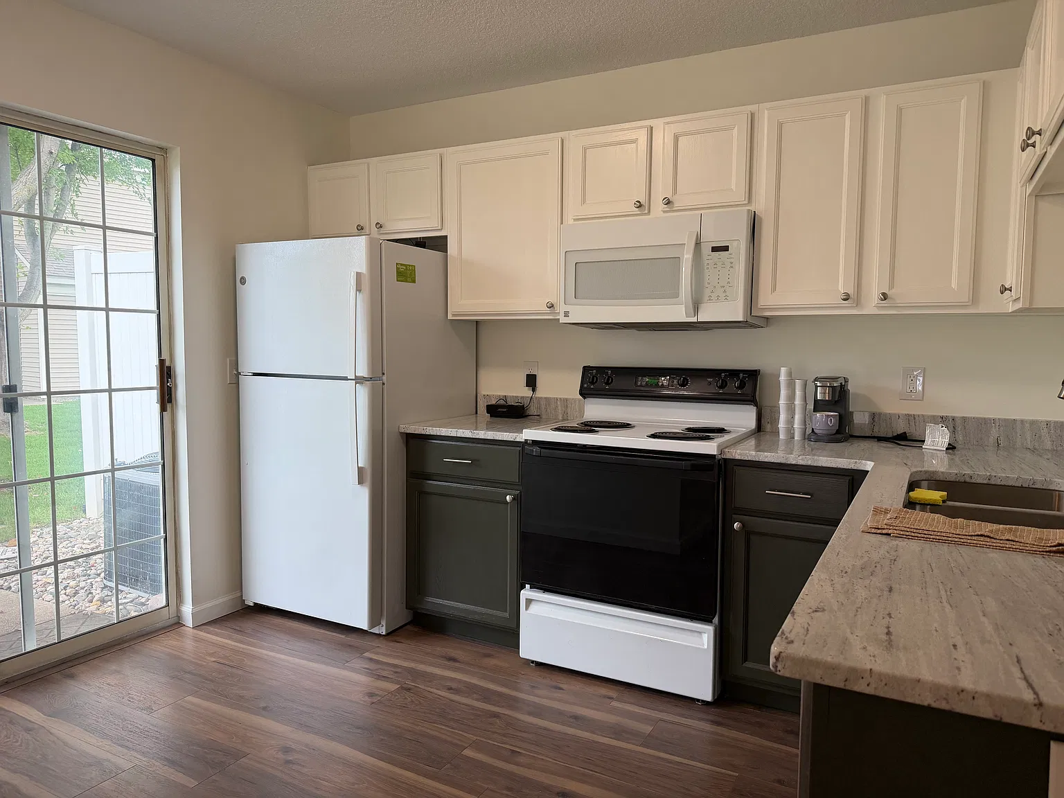 2 bed, 1.5 bath, 1404 sqft, $1,950 — Photo 2