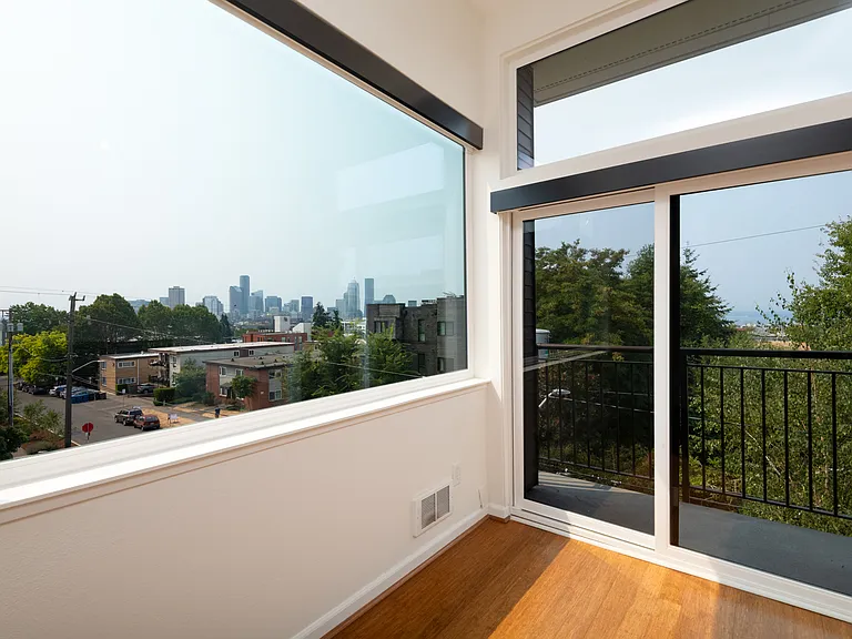 414 13th Ave E #Penthouse 4 — Photo 2