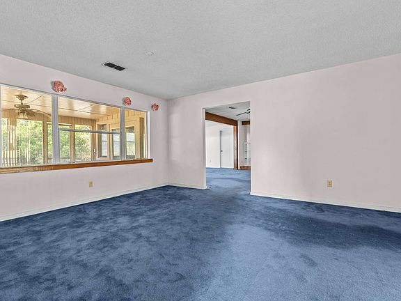 3rd image of 922 SE Division Ave