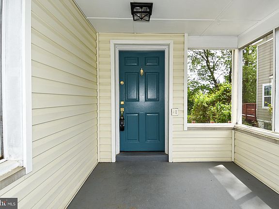 3rd image of 214 W Greenway Blvd
