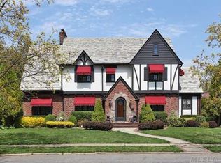 83 Oxford Rd, Rockville Centre, NY 11570