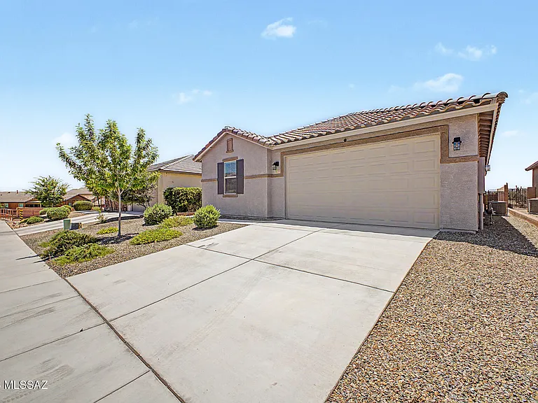 2177 W Desert Topaz Way — Photo 3