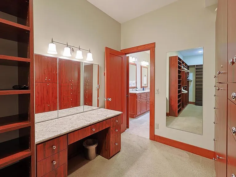1027 Encino Row — Photo 32
