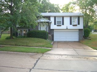901 Oklahoma Ave, Ballwin, MO 63021