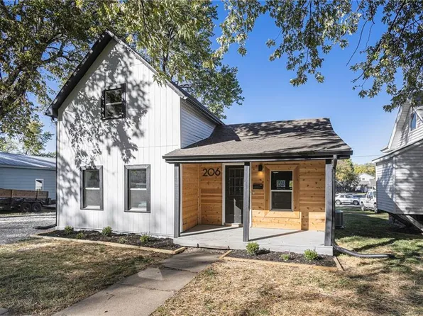 206 W Kaskaskia St, Paola, KS 66071