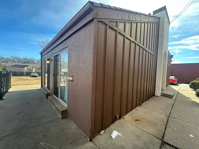 2250 S Oliver Ave — Photo 34