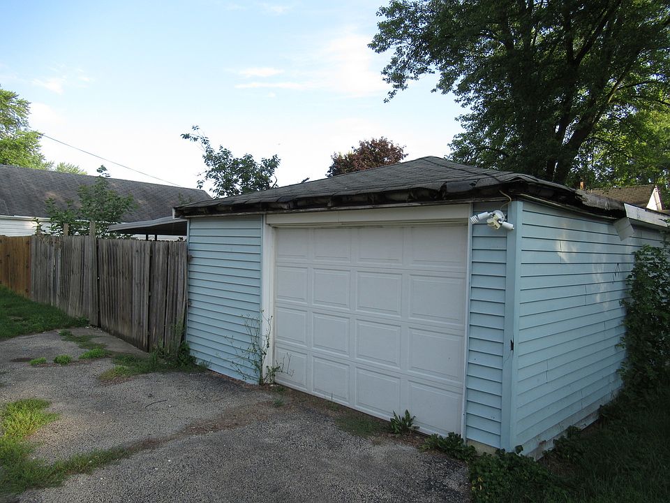 2nd image of 940 W Wilson Dr