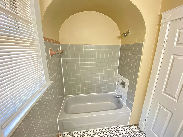 864 N Willett St — Photo 8
