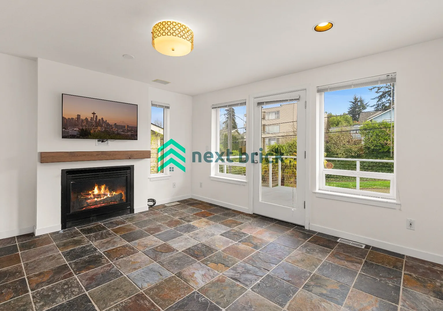 3 Beds & 3 Bath Single Family House For Rent — Photo 4