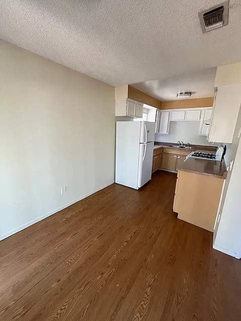 2 bed, 880 sqft, $1,900 — Photo 2