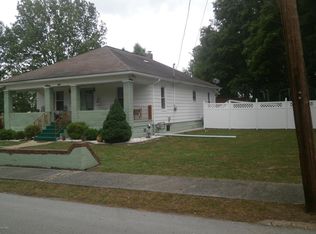 903 Division St, Benton, IL 62812