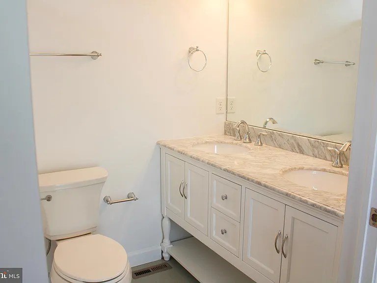 335 S Commerce St — Photo 24