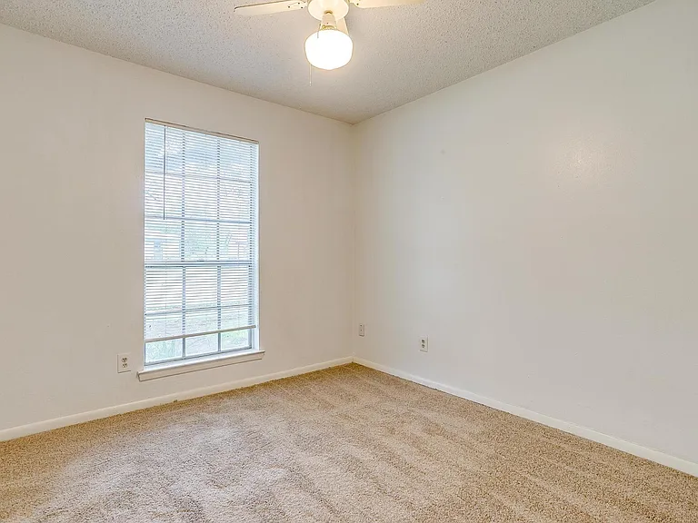 812 E Prairie View Rd — Photo 8