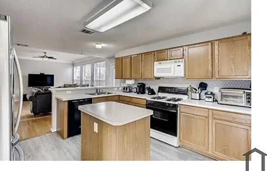 5 bed, 2524 sqft, $4,200 — Photo 4