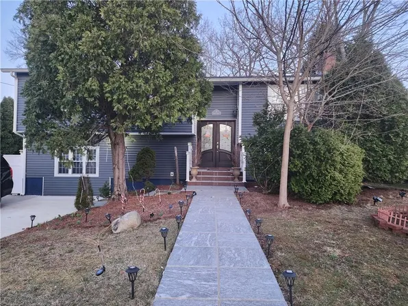 8 Marigold Ct, Cranston, RI 02920