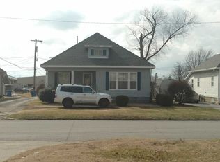716 Chestnut St, Mount Carmel, IL 62863