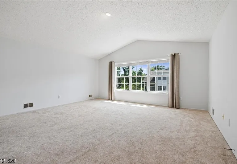 82 Hancock Dr — Photo 28