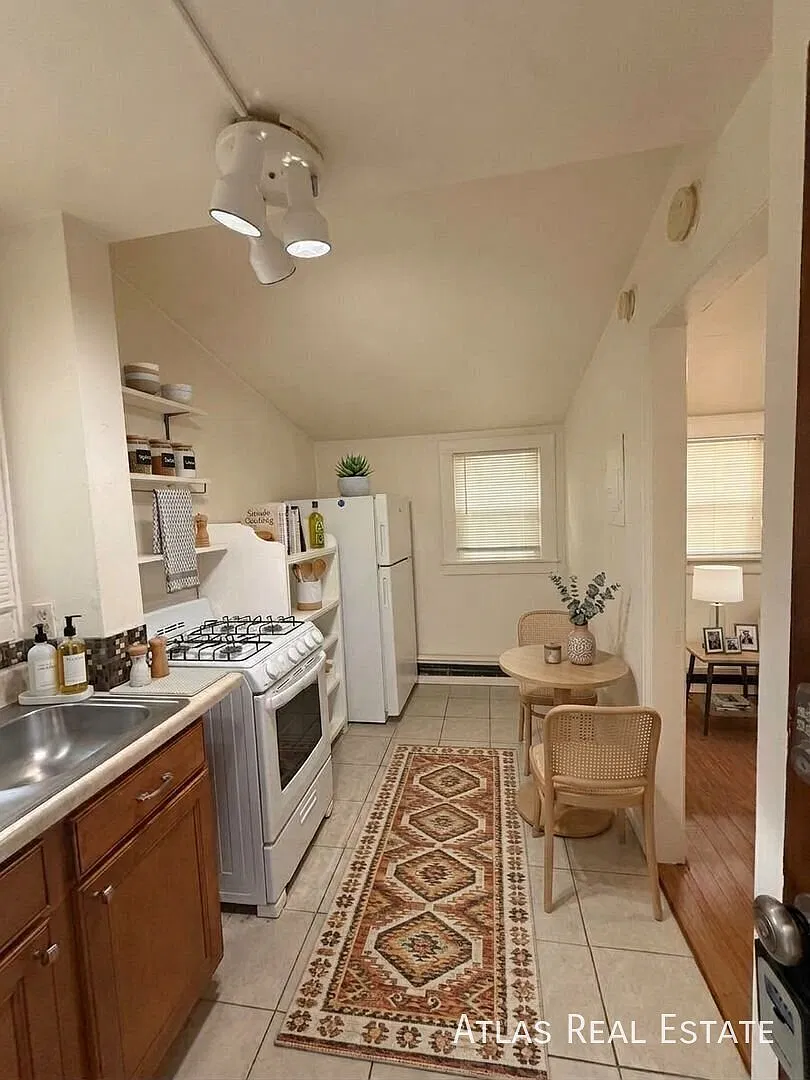 Downtown Colorado Springs Apartment Open with Must See Move in Special! — Photo 1
