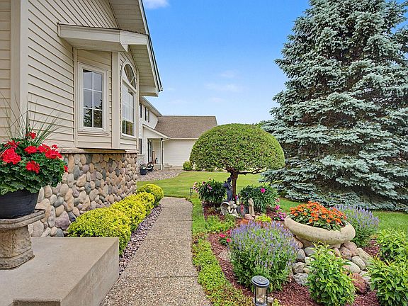 3rd image of 18674 Queen Cir NW